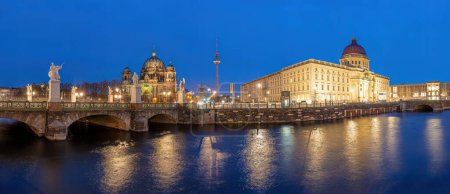 Panorama de la cathédrale de Berlin, de la tour de télévision et du palais de la ville reconstruit la nuit