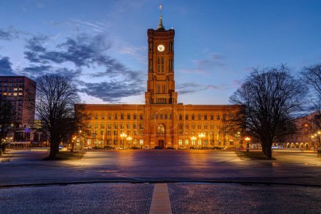 Téléchargez les photos : Les célèbres Rotes Rathaus, la mairie de Berlin, à l'aube - en image libre de droit