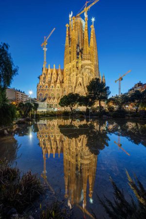 Téléchargez les photos : La célèbre Sagrada Familia à Barcelone pendant l'heure bleue - en image libre de droit