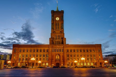 Téléchargez les photos : Les célèbres Rotes Rathaus, la mairie de Berlin, avant le lever du soleil - en image libre de droit