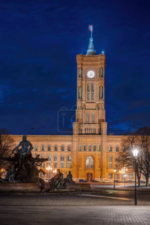 Téléchargez les photos : La célèbre mairie de Berlin "Rotes Rathaus" la nuit - en image libre de droit