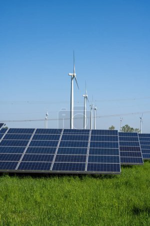 Turbinas eólicas, paneles solares y líneas eléctricas vistas en Alemania