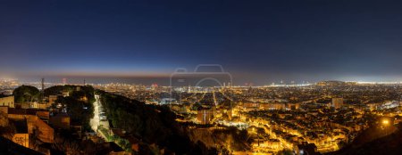 Téléchargez les photos : Panorama de Barcelone en Espagne la nuit - en image libre de droit