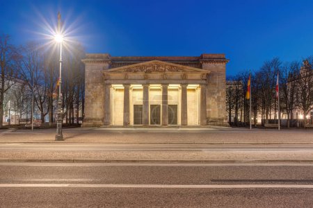 Neue Wache en Berlín, el Memorial Central de la República Federal de Alemania para las Víctimas de la Guerra y la Dictadura, por la noche
