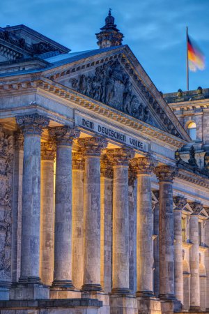 El portal de entrada del Reichstag en Berlín al amanecer