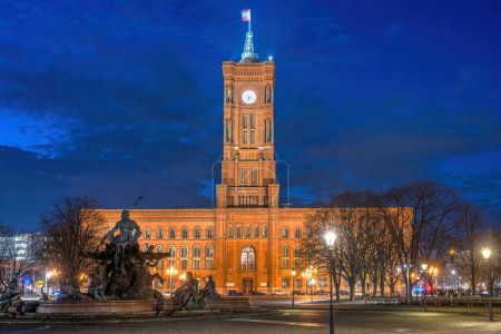 Téléchargez les photos : Les célèbres Rotes Rathaus, la mairie de Berlin, la nuit - en image libre de droit