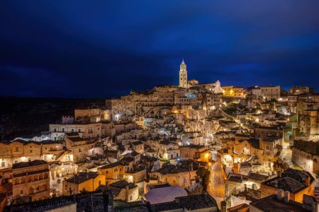 La vieille ville de Matera dans le sud de l'Italie la nuit

