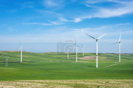 Turbinas eólicas y paisaje agrícola verde visto en Italia
