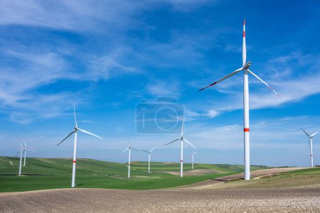 Turbinas eólicas y verde paisaje agrícola visto en el sur de Italia