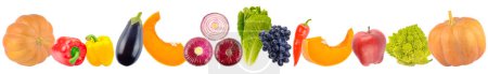 Foto de Verduras coloridas y frutas en fila aisladas sobre fondo blanco. - Imagen libre de derechos