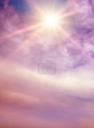 Foto de Cielo fantásticamente hermoso en tonos lila y sol brillante. - Imagen libre de derechos