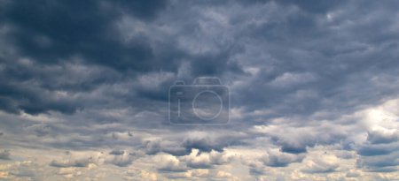 Foto de Black storm clouds and bright horizon in sky. - Imagen libre de derechos