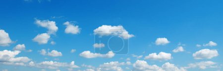 Foto de Bright blue sky with fluffy white light clouds. - Imagen libre de derechos