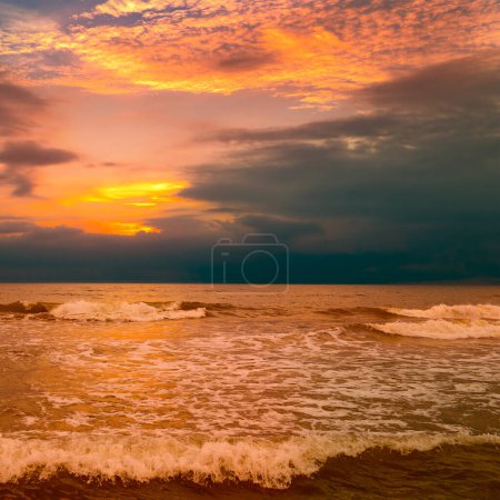 Téléchargez les photos : Beautiful colorful sunrise over the sea and dramatic clouds - en image libre de droit