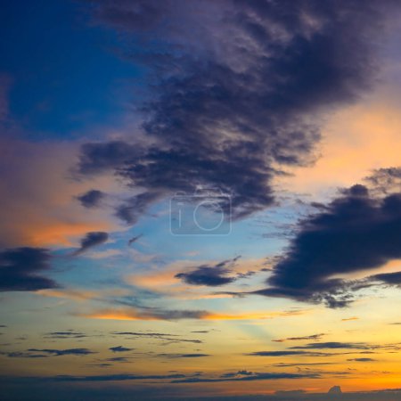 Téléchargez les photos : Epic sky landscape with vibrant sunset and fantastic colorful clouds - en image libre de droit