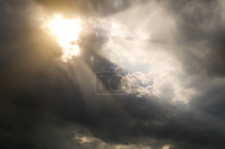 Foto de Rayos de sol a través de nubes de tormenta negras. - Imagen libre de derechos