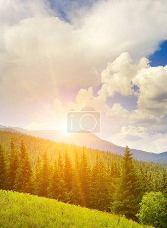 Téléchargez les photos : Hautes montagnes et soleil sur ciel bleu - en image libre de droit