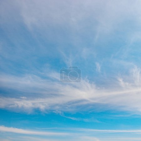 Foto de Hermosas nubes blancas esponjosas sobre fondo azul brillante del cielo. - Imagen libre de derechos
