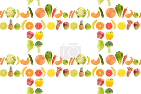 Foto de Patrón sin costuras de verduras y frutas jugosas frescas útiles para la salud aisladas sobre fondo blanco. - Imagen libre de derechos