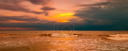Téléchargez les photos : Beau lever de soleil coloré sur la mer et des nuages spectaculaires. Photo panoramique. - en image libre de droit