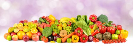 Foto de Foto panorámica amplia verduras y frutas saludables y útiles sobre fondo borroso. - Imagen libre de derechos