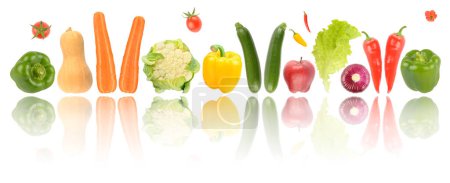 Téléchargez les photos : Panorama fruits et légumes frais mûrs avec réflexion isolée sur fond blanc. - en image libre de droit