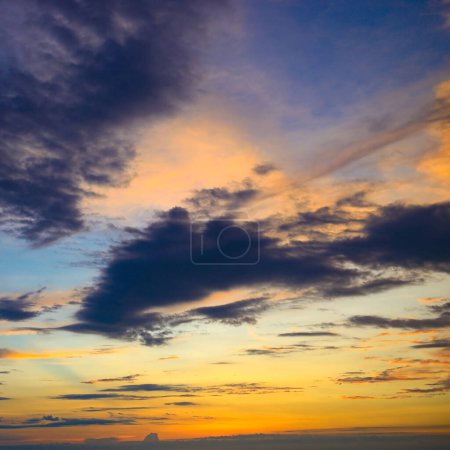 Foto de Epic sky landscape with vibrant sunset and fantastic colorful clouds - Imagen libre de derechos