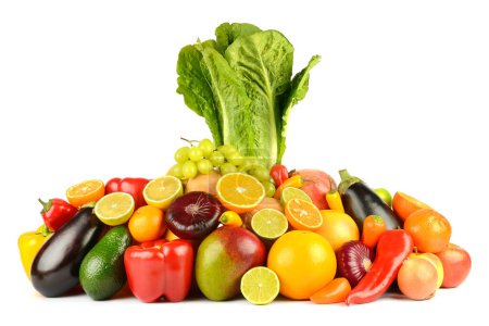 Téléchargez les photos : Fruits, légumes et baies frais brillants isolés sur fond blanc - en image libre de droit