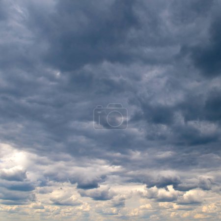Foto de Black storm clouds and bright horizon in sky. - Imagen libre de derechos