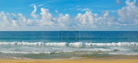Foto de Paisaje oceánico brillante. Olas marinas y hermoso cielo con nubes blancas. - Imagen libre de derechos