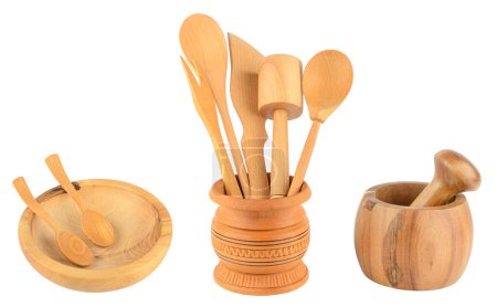 Foto de Utensilios de cocina de madera (pala, tenedor, cuchara, taza, plato, etc.) aislado sobre fondo blanco - Imagen libre de derechos