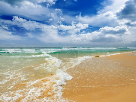 Téléchargez les photos : Belles vagues dans la mer - en image libre de droit