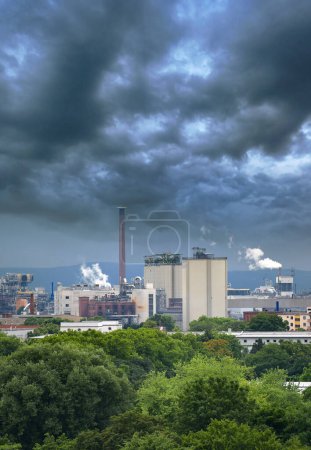 Téléchargez les photos : Vue aérienne de la grande usine avec des cheminées émettant de la fumée dans l'environnement. Pollution naturelle. - en image libre de droit
