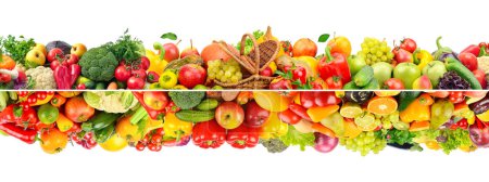 Foto de Recogida de frutas, verduras y bayas aisladas sobre fondo blanco. - Imagen libre de derechos