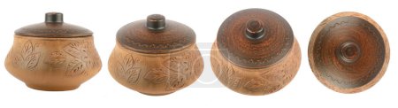 Téléchargez les photos : Collection de beaux pots en céramique avec couvercle sous différents angles isolés sur fond blanc. - en image libre de droit