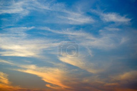 Foto de Sol naranja brillante contra hermoso cielo azul. - Imagen libre de derechos
