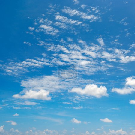 Téléchargez les photos : Nuage blanc sur ciel bleu - en image libre de droit