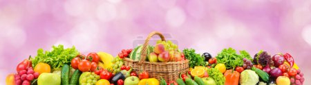 Foto de Foto panorámica amplia verduras y frutas saludables y útiles sobre fondo borroso. - Imagen libre de derechos