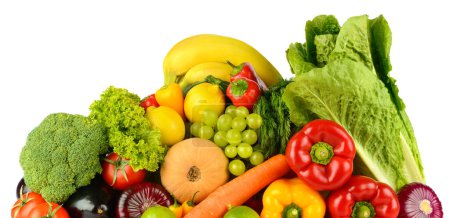 Téléchargez les photos : Fruits et légumes frais utiles isolés sur fond blanc. - en image libre de droit