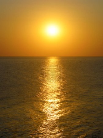 Téléchargez les photos : Coucher de soleil orange avec trajectoire solaire à la surface de la mer. - en image libre de droit