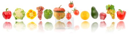 Foto de Frutas y verduras frescas cortadas con ligera reflexión aislada sobre fondo blanco - Imagen libre de derechos
