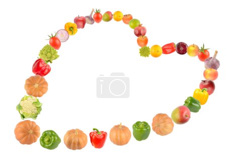 Téléchargez les photos : Variété de fruits et légumes disposés en forme de cœur isolé sur fond blanc. - en image libre de droit