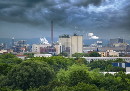 Foto de Vista aérea de gran fábrica con chimeneas que emiten humo al ambiente. Contaminación natural. - Imagen libre de derechos