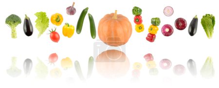 Téléchargez les photos : Légumes et fruits colorés tombants avec réflexion lumineuse isolée sur fond blanc. - en image libre de droit