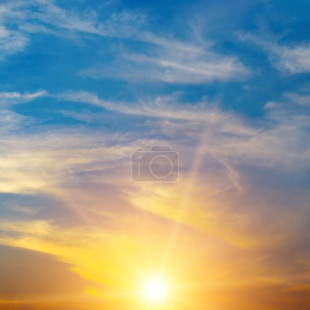 Foto de Sol naranja brillante contra hermoso cielo azul. - Imagen libre de derechos