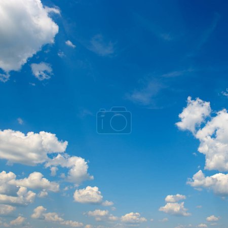 Téléchargez les photos : Nuages duveteux blancs dans le ciel bleu - en image libre de droit