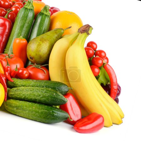 Téléchargez les photos : Fruits et légumes sains isolés sur fond blanc - en image libre de droit