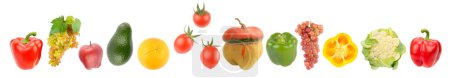 Téléchargez les photos : Fruits et légumes frais coupés avec réflexion lumineuse isolée sur fond blanc - en image libre de droit