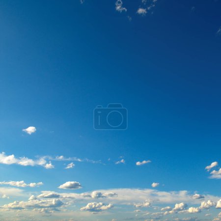 Téléchargez les photos : Nuages blancs sur ciel bleu foncé
. - en image libre de droit