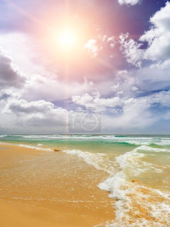 Téléchargez les photos : Beau lever de soleil sur la mer - en image libre de droit